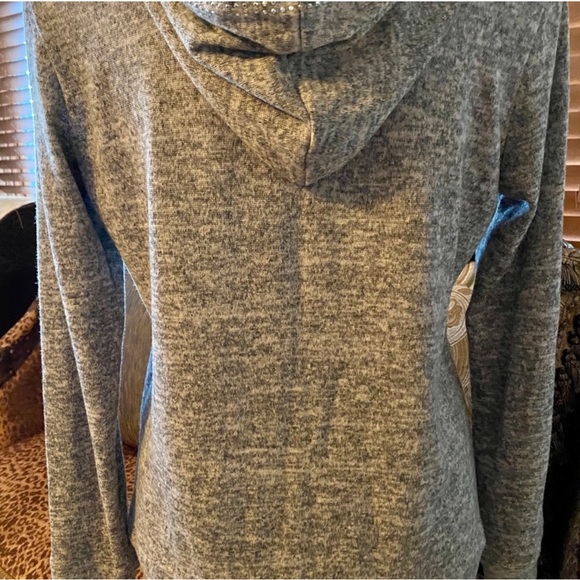 Lightweight Sweater w/a Lil’ Bling💞 - Picture 2 of 3